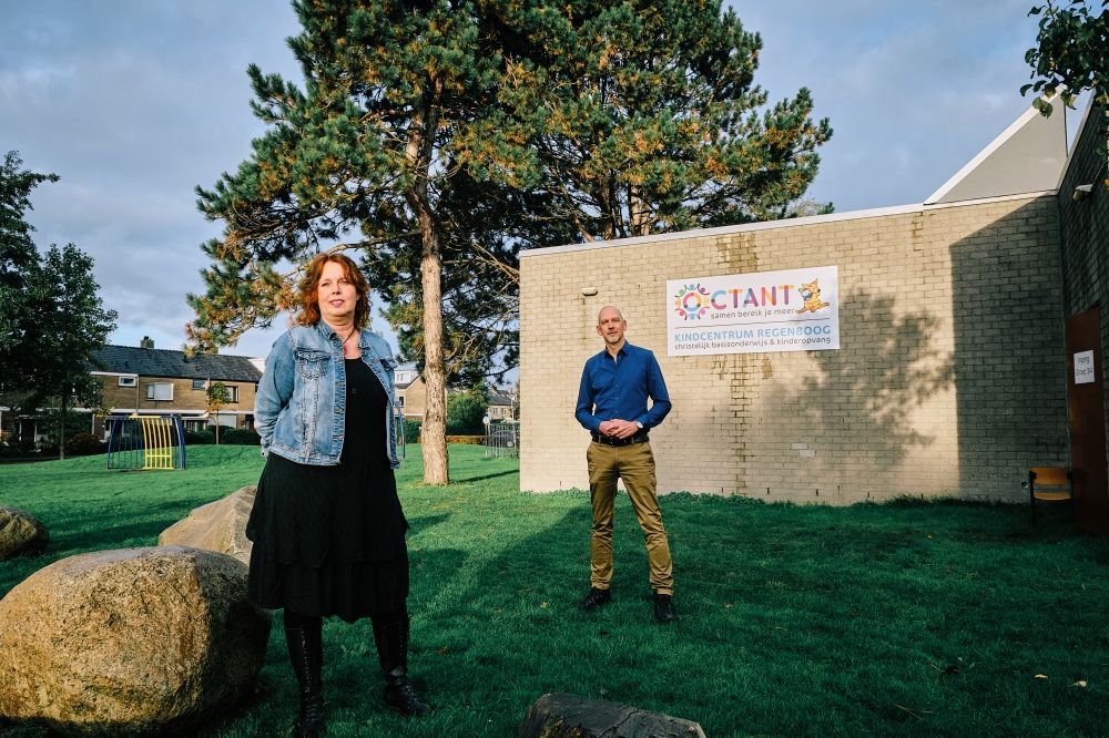 Reinoud de Vries en Simone De Jonge voor het kindcentrum